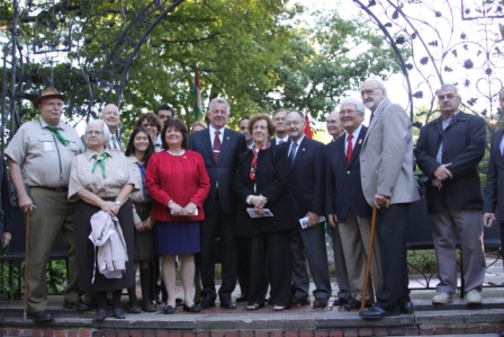 President Pál Schmitt with Hungarian Americans at the Hungarian Cultural Garden in the Nationalities Garden Photo: Office of the President of the Republic of Hungary